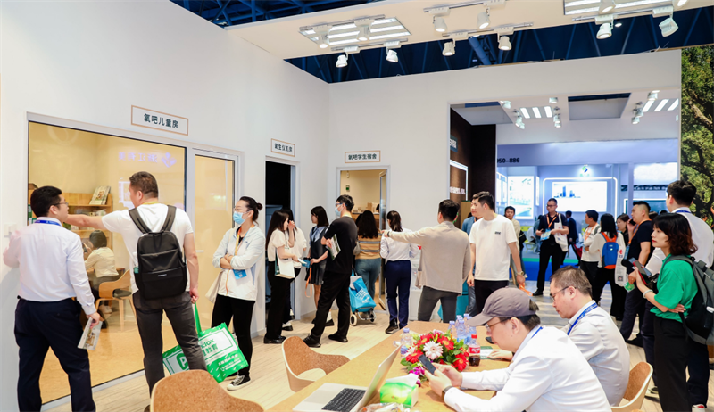 得高補(bǔ)氧學(xué)習(xí)桌亮相第83屆中國(guó)教育裝備展示會(huì)，富氧科技助力青少年智慧成長(zhǎng) 圖片 2